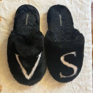 Victoria's Secret Luxe Plush Closed Toe Slippers Letter Logo faux fur